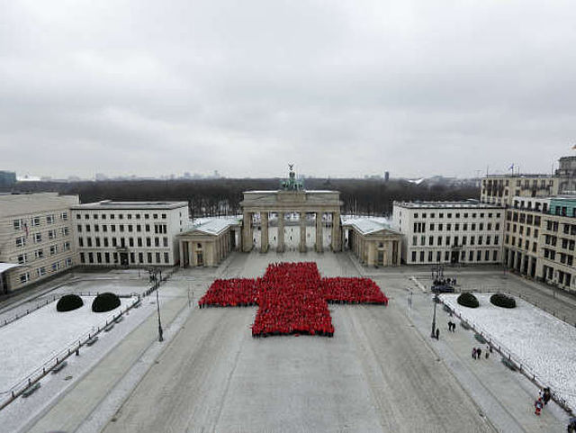 Jubiläum 150 Jahre DRK: Rotes Kreuz vor dem Brandenburger Tor in Berlin