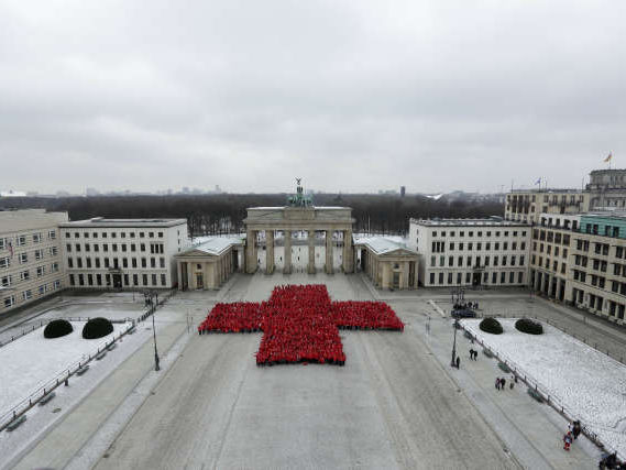 Jubiläum 150 Jahre DRK: Rotes Kreuz vor dem Brandenburger Tor in Berlin